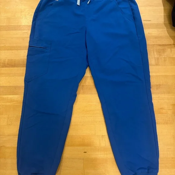 Figs blue caterina top size M, Zamora joggers size M/P bottoms (regular waisted) - Picture 3 of 6
